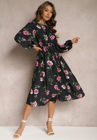 Renee - Czarno-Różowa Midi Sukienka w Kwiaty o Rozkloszowanym Kroju z Rękawami Nietoperz Jervia. Kolor: czarny. Wzór: kwiaty. Styl: elegancki. Długość: midi