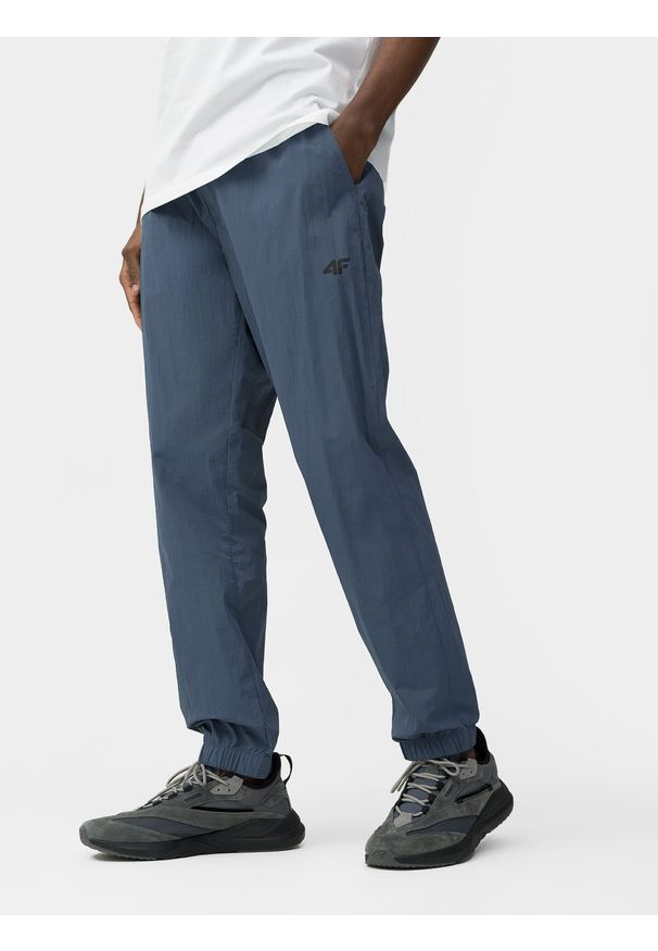4f - 4F Spodnie casual joggery męskie L. Kolor: niebieski. Materiał: tkanina