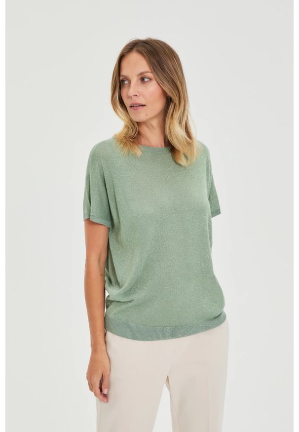 MOODO - Wiskozowy sweter oliwkowy. Kolor: oliwkowy. Materiał: wiskoza