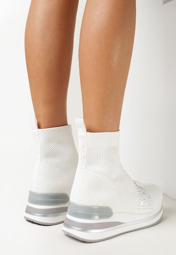 Born2be - Białe Sneakersy Coraly. Okazja: na co dzień. Nosek buta: okrągły. Zapięcie: bez zapięcia. Kolor: biały. Szerokość cholewki: normalna. Wzór: aplikacja. Materiał: jeans, materiał. Sezon: jesień, wiosna. Obcas: na obcasie. Wysokość obcasa: niski