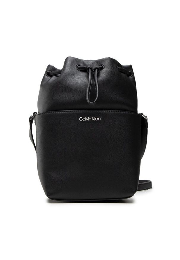 Calvin Klein Torebka Ck Must Bucket Bag Sm K60K609124 Czarny. Kolor: czarny. Materiał: skórzane
