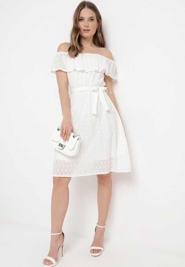 Born2be - Biała Sukienka Hiszpanka z Ozdobnym Haftem i Paskiem w Talii Perenna. Okazja: na co dzień. Typ kołnierza: dekolt hiszpanka. Kolor: biały. Wzór: haft. Styl: casual, elegancki, wizytowy