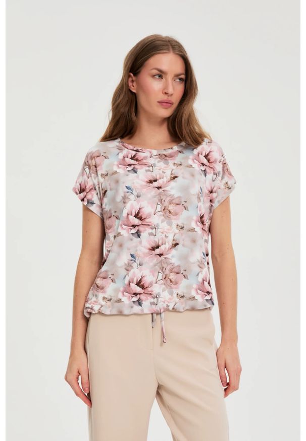 MOODO - Bluzka w kwiaty różowa. Kolor: różowy. Materiał: poliester, elastan. Wzór: kwiaty