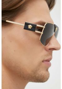 VERSACE - Versace okulary przeciwsłoneczne męskie kolor złoty. Kształt: prostokątne. Kolor: złoty #2