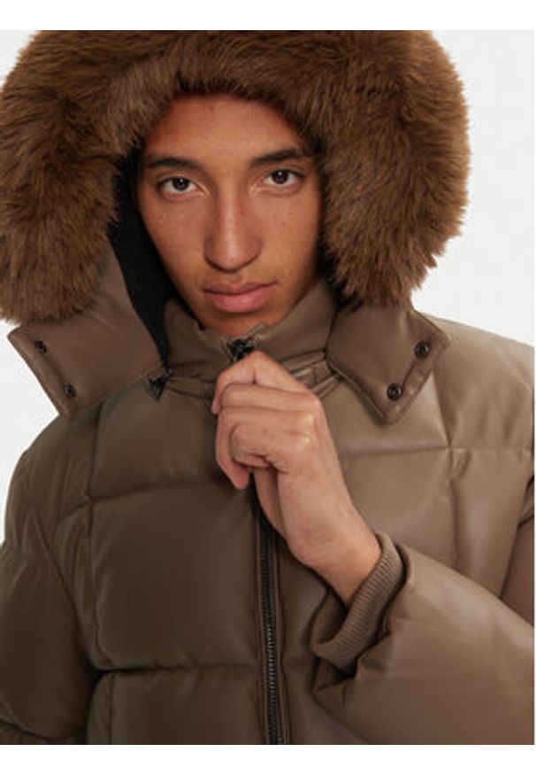 Guess Kurtka z imitacji skóry M4BL33 WGJB0 Brązowy Regular Fit. Kolor: brązowy. Materiał: syntetyk