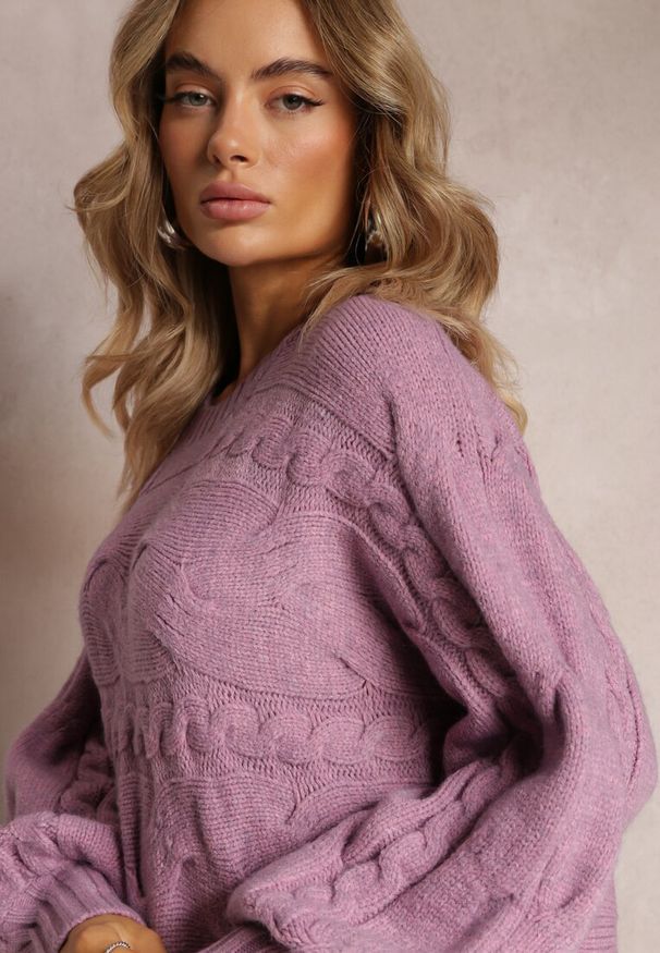 Renee - Ciemnofioletowy Długi Sweter Oversize z Wypukłym Splotem All Over Somet. Kolor: fioletowy. Długość: długie. Wzór: ze splotem. Styl: elegancki