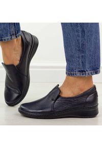 Granatowe skórzane Polskie półbuty damskie Góral 1798. Okazja: na co dzień. Nosek buta: okrągły. Kolor: niebieski. Materiał: skóra. Szerokość cholewki: normalna. Sezon: wiosna, jesień, lato. Styl: casual, klasyczny #1