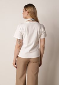 Born2be - Biały Bawełniany T-shirt z Satynową Apaszką Cloud. Okazja: do pracy, na co dzień. Kolor: biały. Materiał: bawełna, satyna. Styl: elegancki, casual #4