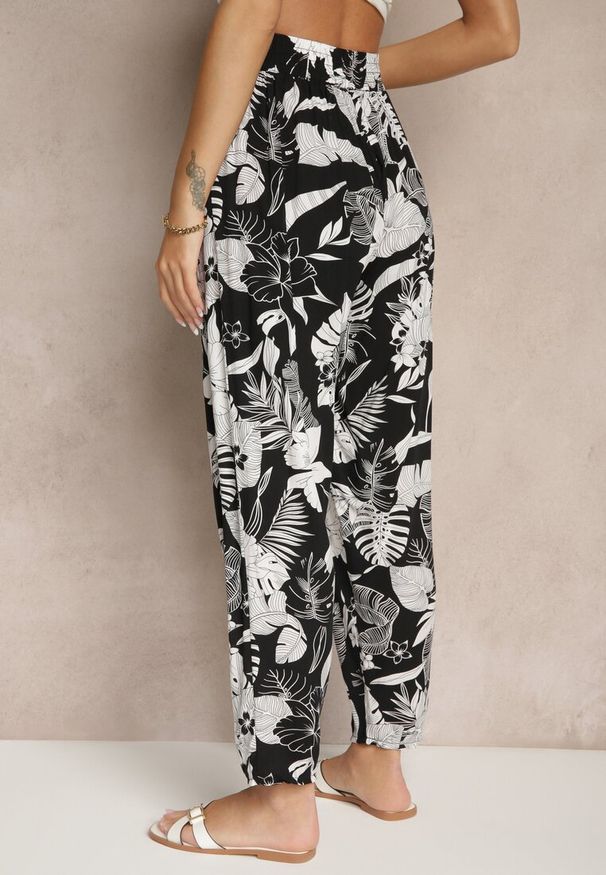 Renee - Czarne Wiskozowe Spodnie z Gumką w Talii Gejiro. Stan: podwyższony. Kolor: czarny. Materiał: wiskoza. Wzór: kwiaty
