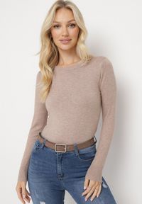Born2be - Ciemnobeżowy Sweter Klasyczny z Miękkiej Dzianiny Helentia. Kolor: beżowy. Materiał: dzianina. Styl: klasyczny