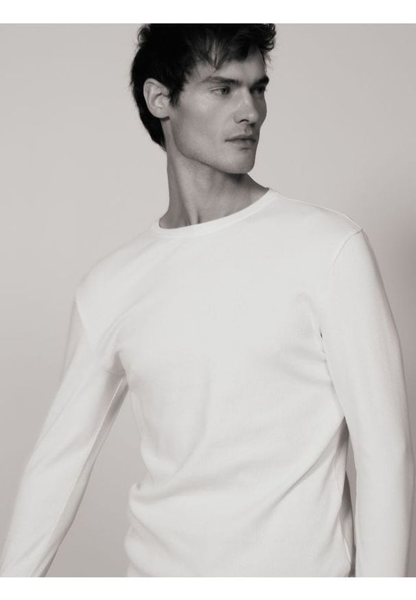 Reserved - Longsleeve super slim fit - biały. Kolor: biały. Materiał: włókno, bawełna. Długość rękawa: długi rękaw