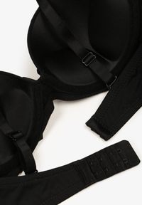 Born2be - Czarny Gładki Biustonosz Push Up z Ozdobną Aplikacją Idanisse. Kolor: czarny. Materiał: jeans. Rodzaj stanika: push-up. Wzór: gładki, aplikacja