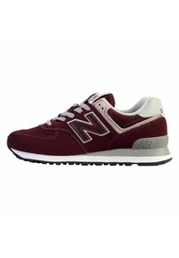 Buty do chodzenia męskie New Balance 574. Zapięcie: sznurówki. Kolor: czerwony, wielokolorowy, szary. Materiał: guma, syntetyk, tkanina, materiał. Szerokość cholewki: normalna. Model: New Balance 574. Sport: turystyka piesza