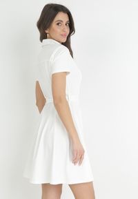 Born2be - Biała Koszulowa Sukienka Mini z Guzikami i Materiałowym Paskiem Idophira. Kolor: biały. Materiał: materiał. Typ sukienki: koszulowe. Długość: mini #4