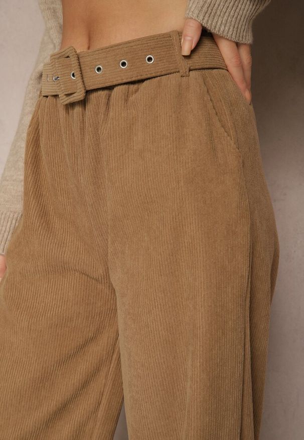 Renee - Ciemnobeżowe Spodnie Sztruksowe o Szerokim Kroju High Waist z Paskiem Valoma. Okazja: na co dzień. Stan: podwyższony. Kolor: beżowy. Materiał: sztruks. Styl: retro, elegancki, casual