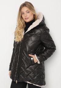 Born2be - Czarno-Beżowa Pikowana Kurtka z Kapturem i Futrzaną Wyściółką Navea. Okazja: na co dzień, do pracy, na spotkanie biznesowe. Typ kołnierza: kaptur. Kolekcja: plus size. Kolor: czarny. Materiał: futro. Wzór: ze splotem. Styl: biznesowy, casual #7