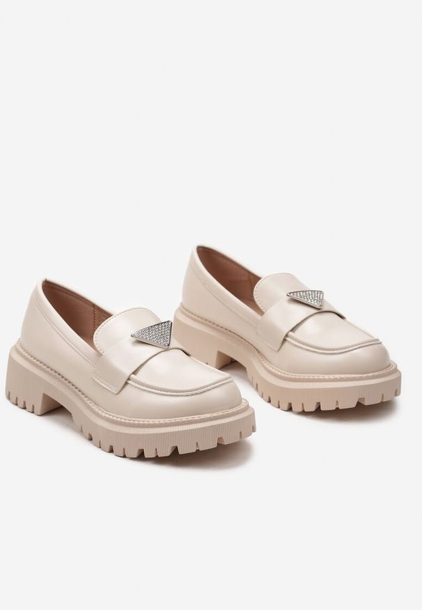 Renee - Beżowe Mokasyny z Ekoskóry na Grubej Podeszwie z Klamrą z Cyrkoniami Azzelia. Okazja: na uczelnię. Zapięcie: klamry. Kolor: beżowy. Wzór: aplikacja