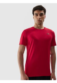 4f - Koszulka treningowa regular z materiałów z recyklingu męska. Kolor: czerwony. Materiał: materiał. Długość rękawa: krótki rękaw. Długość: krótkie. Sport: fitness, bieganie