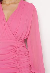 Born2be - Różowa Sukienka Mini Taliowana z Kopertową Górą i Marszczeniami Nolsama. Kolor: różowy. Materiał: materiał. Typ sukienki: kopertowe. Długość: mini #7