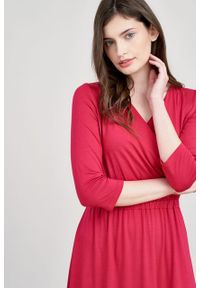 Marie Zélie - Sukienka Rita czerwień perska mikromodal. Typ kołnierza: dekolt kopertowy. Kolor: czerwony. Materiał: wiskoza, dzianina, elastan, włókno, skóra. Długość rękawa: krótki rękaw. Typ sukienki: proste, kopertowe #5