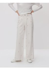 Reserved - Jeansy wide leg z haftem - biały. Kolor: biały. Wzór: haft #1