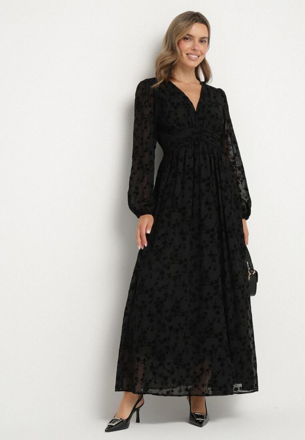 Born2be - Czarna Sukienka Rozkloszowana z Prześwitującymi Wstawkami Ozdobiona Kwiatami Kalabia. Okazja: na imprezę, na co dzień. Kolor: czarny. Materiał: jeans, materiał. Długość rękawa: długi rękaw. Wzór: kwiaty, aplikacja. Styl: elegancki, casual