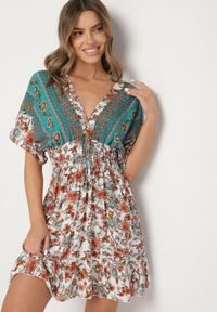 Born2be - Zielona Wiskozowa Sukienka w Kwiatowy Wzór z Wiązaniem z Tyłu Laturea. Okazja: na randkę, na co dzień. Typ kołnierza: dekolt w serek. Kolor: zielony. Materiał: wiskoza. Wzór: kwiaty. Typ sukienki: rozkloszowane, proste. Styl: casual #1