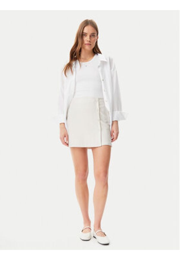 Calvin Klein Jeans Spódnica mini J20J225328 Écru Regular Fit. Kolor: kremowy. Materiał: wiskoza
