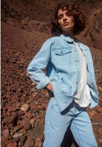 Volcano - Jeansowa kurtka damska oversize J-FIBI. Kolor: niebieski. Materiał: jeans. Długość: długie. Styl: klasyczny #1