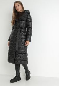 Born2be - Czarna Kurtka za Kolano z Wiązanym Paskiem i Kapturem Chlyrie. Kolor: czarny. Materiał: materiał. Długość: długie. Sezon: zima, jesień #7