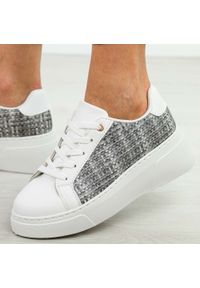Szare sportowe buty damskie McBraun 23335. Okazja: na co dzień. Kolor: szary. Materiał: skóra. Sezon: wiosna, jesień, lato. Obcas: na platformie
