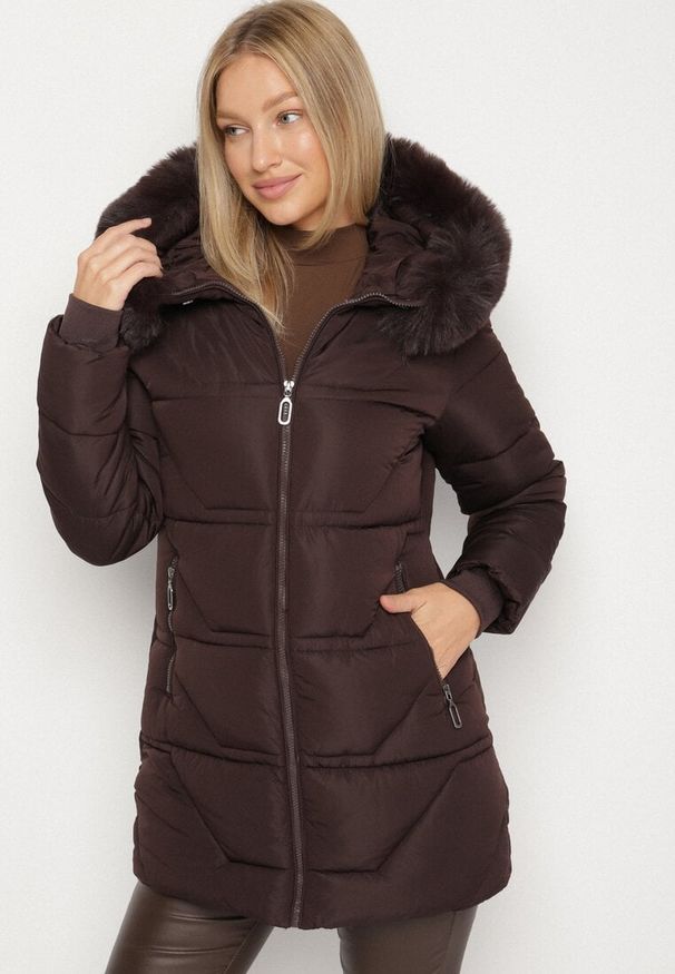 Born2be - Brązowa Pikowana Kurtka z Kapturem z Futerkiem Nenadria. Okazja: do pracy, na co dzień, na spotkanie biznesowe. Typ kołnierza: kaptur. Kolor: brązowy. Materiał: futro. Wzór: aplikacja. Styl: casual, biznesowy