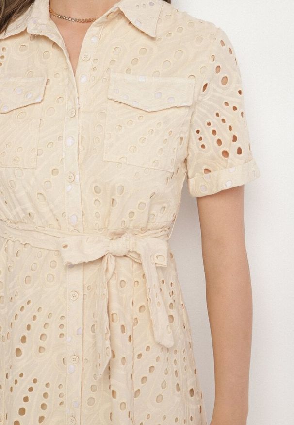 Born2be - Beżowa Koszulowa Sukienka Haftowana z Paskiem Rinessa. Okazja: na co dzień, na imprezę, na spacer. Kolor: beżowy. Długość rękawa: na ramiączkach. Wzór: haft. Typ sukienki: koszulowe. Styl: casual, sportowy, klasyczny. Długość: midi