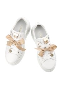 Sneakersy damskie Karino, cholewka ze skóry naturalnej gładkiej ozdobne sznurowanie z szerokimi wstążkami masywna podwyższona podeszwa zapewniająca s. Okazja: na co dzień. Zapięcie: sznurówki. Kolor: biały. Materiał: skóra. Szerokość cholewki: normalna. Wzór: gładki. Obcas: na platformie. Styl: casual, elegancki #8