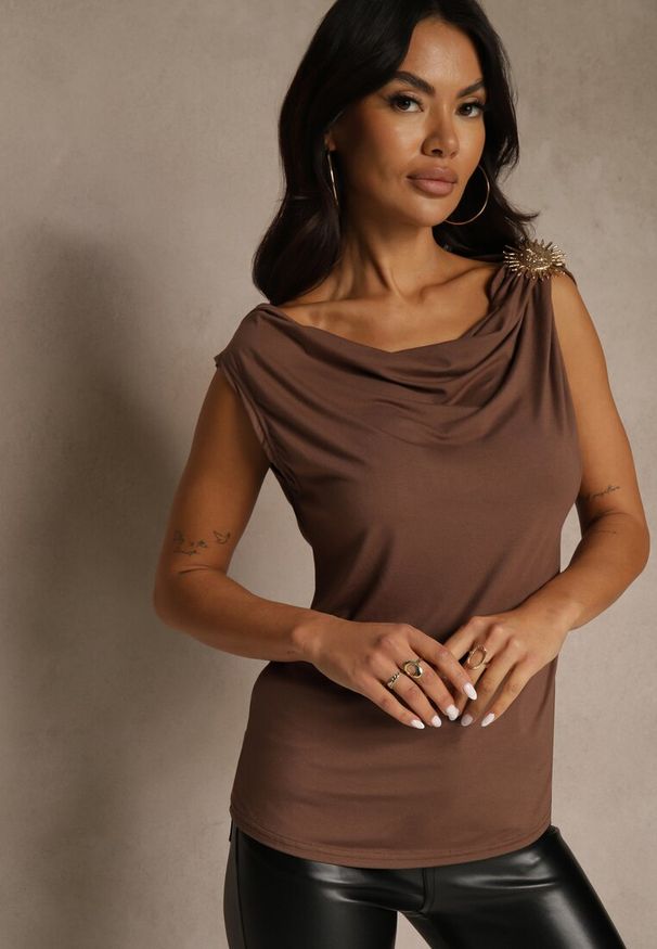 Renee - Brązowy Top z Wiskozy z Lejącym Dekoltem i Aplikacją w Kształcie Słońca Reilena. Kolor: brązowy. Materiał: wiskoza. Wzór: aplikacja