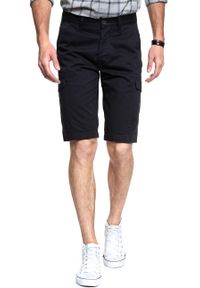 Wrangler - KRÓTKIE SPODENKI WRANGLER CARGO SHORT NAVY WASHED W15DHC49I. Materiał: materiał. Długość: krótkie. Wzór: aplikacja