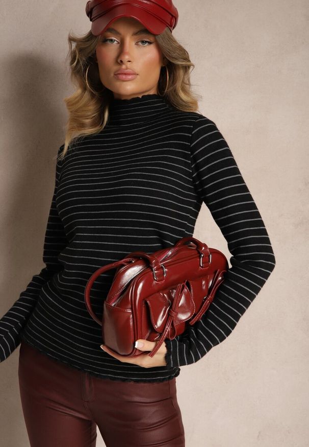 Renee - Czarny Golf z Wełną Ozdobiony Paskami Vortirida. Typ kołnierza: golf. Kolor: czarny. Materiał: wełna. Wzór: aplikacja. Styl: elegancki