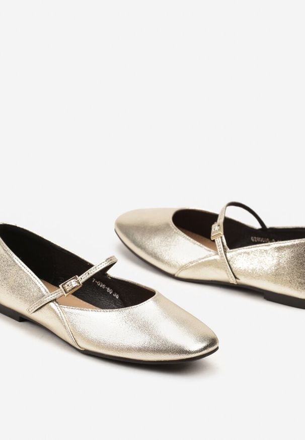 Born2be - Złote Płaskie Balerinki w Stylu Mary Jane Ozdobione Paskiem Kikizelle. Okazja: na co dzień, na spotkanie biznesowe. Zapięcie: pasek. Kolor: złoty. Materiał: bawełna. Wzór: aplikacja. Styl: biznesowy, casual, elegancki, klasyczny, retro