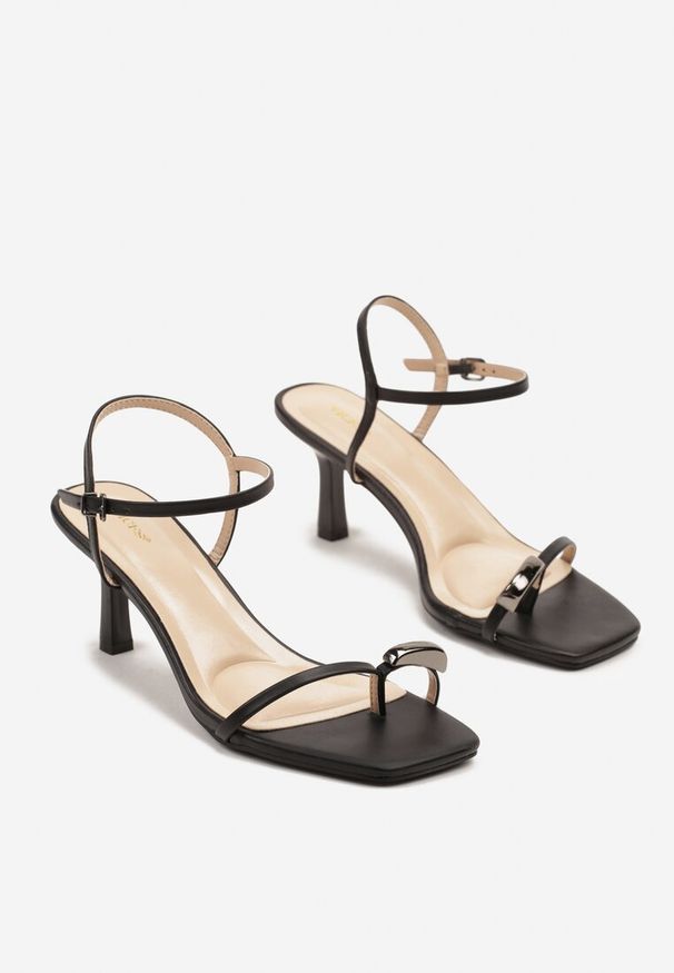 Renee - Czarne Sandały Typu Japonki Vices na Obcasie Zdobione Aplikacją Ciariviona. Kolor: czarny. Wzór: aplikacja. Sezon: lato. Obcas: na obcasie. Styl: elegancki. Wysokość obcasa: średni