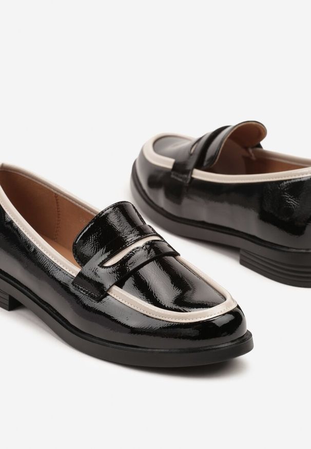 Born2be - Czarne Mokasyny Lakierowane ze Skórzaną Wkładką i Ozdobną Lamówką Nusadora. Okazja: na co dzień. Kolor: czarny. Materiał: lakier, skóra. Obcas: na obcasie. Styl: klasyczny, casual, elegancki. Wysokość obcasa: niski