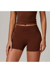 Intica - Krótkie legginsy sportowe z wysokim stanem i oddychającym materiałem Betsi. Stan: podwyższony. Kolor: brązowy. Materiał: materiał. Długość: krótkie. Sport: fitness #1