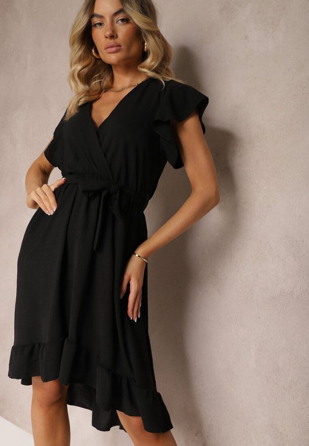 Renee - Czarna Sukienka z Asymetrycznym Tyłem z Kopertowym Dekoltem Ozdobiona Paskiem w Talii Toridia. Okazja: na imprezę, na randkę. Typ kołnierza: dekolt kopertowy. Kolor: czarny. Długość rękawa: krótki rękaw. Wzór: aplikacja. Typ sukienki: kopertowe, asymetryczne. Styl: elegancki