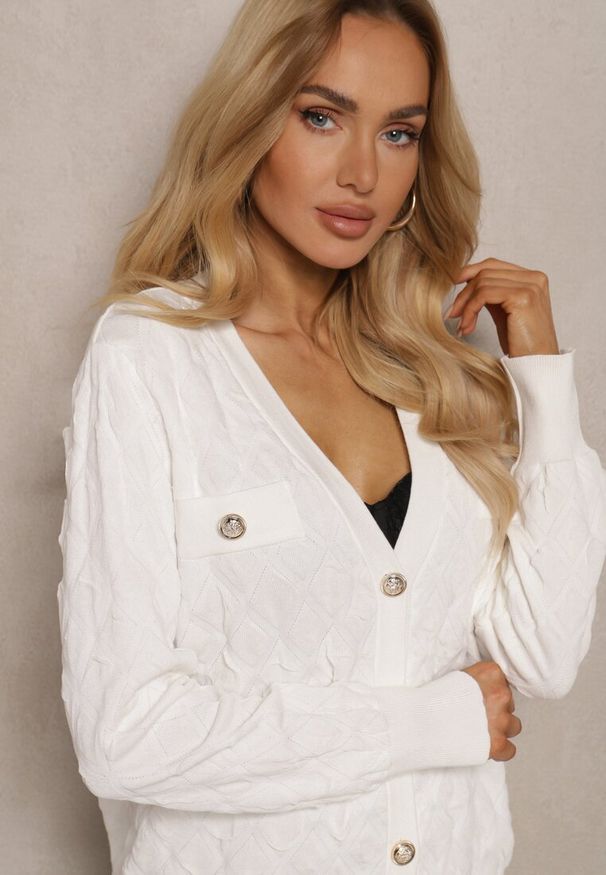 Renee - Biały Kardigan z Ozdobnymi Guzikami i Ściągaczami Zymira. Okazja: na co dzień. Kolor: biały. Styl: casual