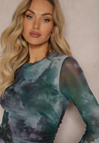 Renee - Zielona Siateczkowa Sukienka Bodycon w Marmurkowy Wzór z Rozcięciem na Dole Valerimes. Okazja: na co dzień. Kolor: zielony. Długość rękawa: długi rękaw. Typ sukienki: bodycon. Styl: casual #3