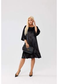 Moda Size Plus Iwanek - Welurowa sukienka Carina z falbankami - elegancja i kobiecy szyk PLUS SIZE XXL OVERSIZE. Typ kołnierza: kołnierz z falbankami. Kolekcja: plus size. Materiał: welur. Typ sukienki: oversize, dla puszystych. Styl: wizytowy, elegancki