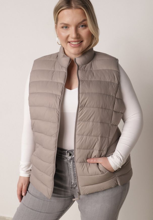 Born2be - Beżowa Pikowana Kamizelka Przejściowa ze Stójką Edanwen. Typ kołnierza: kołnierzyk stójkowy. Kolekcja: plus size. Kolor: beżowy. Materiał: jeans, nylon. Styl: klasyczny