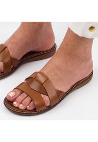 POTOCKI - Brązowe skórzane klapki damskie Potocki 64014. Kolor: brązowy. Materiał: skóra #1