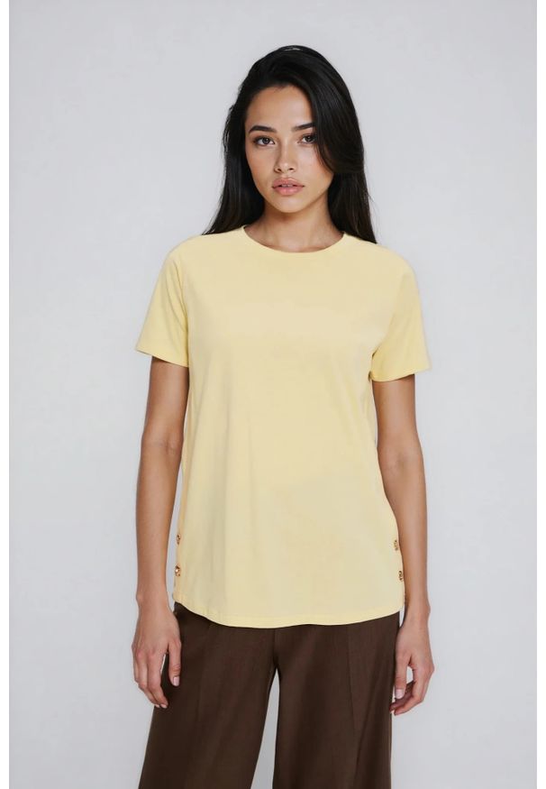 MOODO - Bluzka z ozdobnymi guzikami żółta. Kolor: żółty. Materiał: bawełna