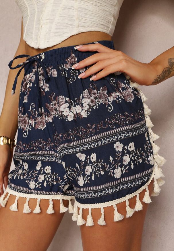 Renee - Granatowe Kwieciste Szorty z Frędzlami i Gumką w Talii z Bawełny Kasida. Okazja: na co dzień. Kolor: niebieski. Materiał: bawełna. Wzór: aplikacja. Styl: casual
