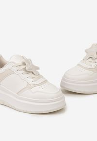 Born2be - Biało-Beżowe Sneakersy na Platformie z Odpinaną Gwiazdką na Sznurówkach Olrua. Kolor: biały. Wzór: aplikacja. Obcas: na platformie #2